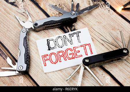 Par contre l'écriture de texte conceptuel inspiration légende indiquant de ne pas oublier. Pour rappel du concept d'entreprise Message écrit sur sticky note de fond en bois avec couteau de poche Banque D'Images