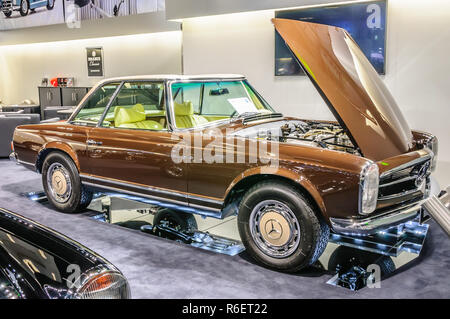 - SEPT 2015 Francfort 1969 : MERCEDES-BENZ 280SL PAGODA BRABUS CLASSIC présenté à l'IAA International Motor Show le 20 septembre 2015 à Francfort, Ge Banque D'Images