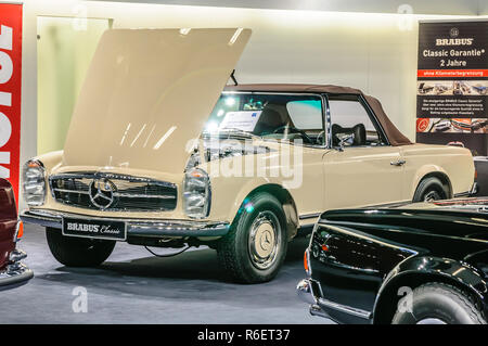 - SEPT 2015 Francfort 1969 : MERCEDES-BENZ 280SL BRABUS cabrio PAGODE CLASSIC présenté à l'IAA International Motor Show le 20 septembre 2015 à Frankf Banque D'Images