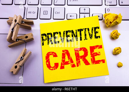 Texte écrit à la main l'inspiration légende montrant les soins préventifs. Concept d'affaires pour les soins de santé Médecine écrit le post-it sur le clavier blanc arrière-plan. Banque D'Images