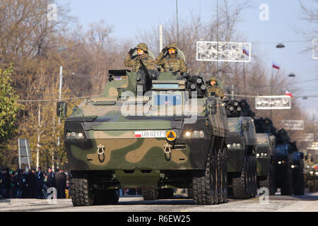 Bucarest, Roumanie - décembre 1, 2018 : APPELLATION ROSOMAK Polonais des véhicules blindés au défilé militaire de la fête nationale roumaine Banque D'Images