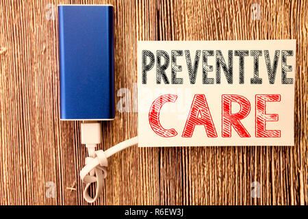 Par contre l'écriture de texte conceptuel inspiration légende montrant les soins préventifs. Concept d'affaires pour les soins de santé Médecine écrit sur sticky note vieux bois fond de bois avec la banque d'alimentation Banque D'Images