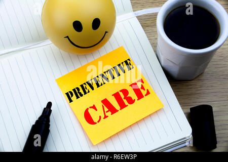 L'écriture de texte montrant les soins préventifs. Concept d'affaires pour les soins de santé Médecine written post-it papier vide, fond de bois avec copie espace, café et marqueur Banque D'Images