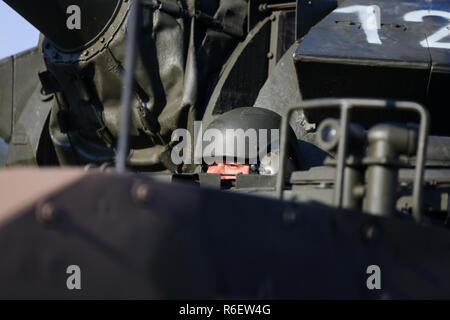 Bucarest, Roumanie - décembre 1, 2018 : Le conducteur d'un TR 85 M1 "Bizonul" (le bison) armored tank lourd militaire roumaine à jour National p militaire Banque D'Images