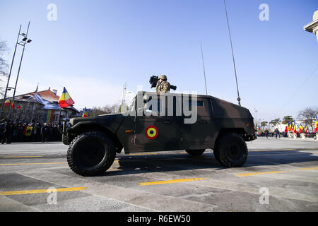 Bucarest, Roumanie - décembre 1, 2018 : URO VAMTAC véhicule blindé de combat, au défilé militaire de la fête nationale roumaine passe sous l'Arc de Triomphe Banque D'Images