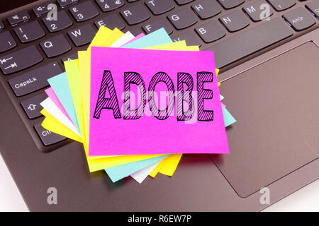 L'écriture de texte ADOBE formulées dans le gros plan sur ordinateur portable Clavier d'ordinateur. Concept d'affaires pour les logiciels Nom de l'Entreprise Atelier sur l'arrière-plan noir with copy space Banque D'Images