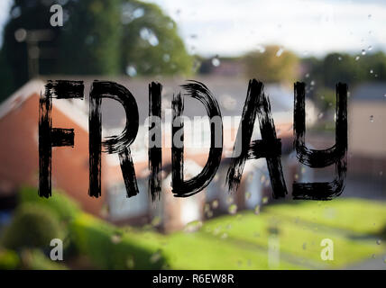 Légende de texte annonce montrant le vendredi. Concept d'affaires pour le vendredi - bonne fin de semaine écrit sur fond de vieilles briques with copy space Banque D'Images