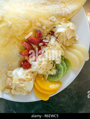 Crêpe aux fruits exotiques Banque D'Images