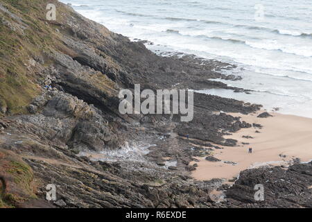 Géologie Les élèves examinent l'une des nombreuses falaises et grottes de la falaise est à Gower, High Tor, Southgate, Gower, Pays de Galles Banque D'Images