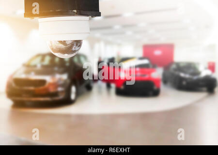 La télévision en circuit fermé,sécurité caméra de surveillance ou à un système de surveillance sur plafond pour protéger et contrôler l'événement dangereux pour le parking Banque D'Images