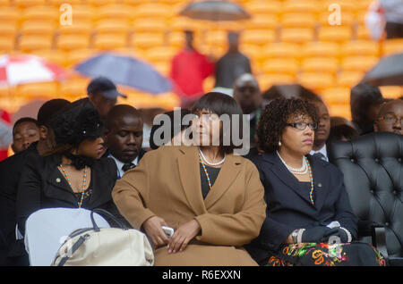 Ndileka Mandela, petit-fils de Nelson Mandela, à l'agence de service commémoratif pour l'ancien Président sud-africain, au FNB Stadium, à Soweto, le mardi 10 décembre 2013. Ndileka est la fille de Mandela Madiba Thembekile, le fils avec sa première femme, Evelyn. PHOTO : EVA-LOTTA JANSSON Banque D'Images