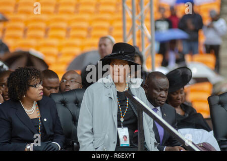 Maki (Makiziwe) Mandela, l'une des filles de Nelson Mandela, à l'agence de service commémoratif pour l'ancien Président sud-africain au FNB Stadium, à Soweto, Johannesburg, Afrique du Sud, le mardi 10 décembre 2013. Makiziwe est Madiba's daughter de son premier mariage avec Evelyn. Mandela est mort le 5 décembre 2013. PHOTO : EVA-LOTTA JANSSON Banque D'Images