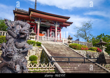 Dragon statue en face de la Temple Kiyomizu-dera, Kyoto, Japon Banque D'Images