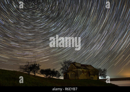 Star Trails sur une église abandonnée en Roumanie Banque D'Images