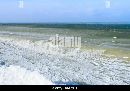 La plage couverte de neige, neige des boues sur la mer au printemps Banque D'Images