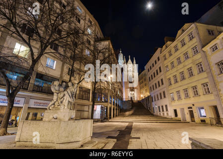 Vienne, Autriche - 29 décembre 2017. Avis de Maria am Gestade (Mary à la rive) plus ancienne église viennois gothique éclairée la nuit avec pas de personnes. Banque D'Images