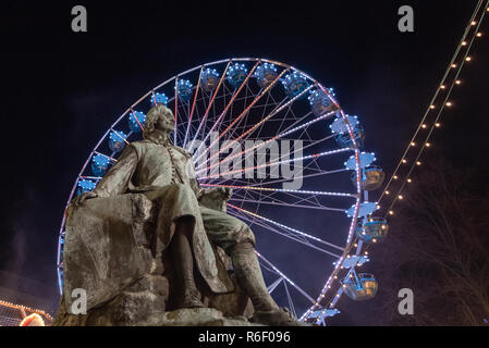 Magdeburg, Allemagne - 1 décembre 2018 : vue sur le monument de Otto von Guericke de Magdebourg avec une grande roue à l'arrière-plan. Le physicien Otto v Banque D'Images