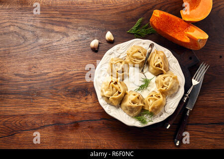 Asian dumplings à la vapeur avec l'ail et la citrouille de Manti. Vue de dessus et copiez l'espace. Banque D'Images