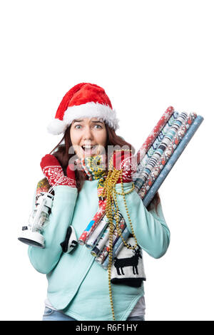 La photo d'une femme à Santa's cap avec du papier d'emballage Banque D'Images
