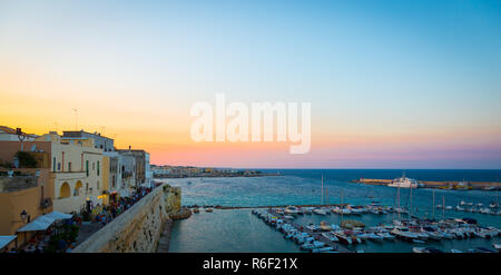 OTRANTO, ITALIE - 23 août 2017 - vue panoramique de la vieille ville au coucher du soleil pendant la saison touristique Banque D'Images