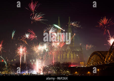 La veille du Nouvel An d'artifice près de la cathédrale de Cologne, Allemagne Banque D'Images