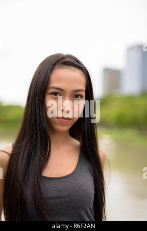 Jeune belle Asian woman relaxing at the park Banque D'Images