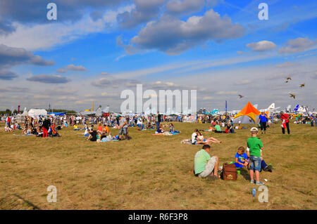 Moscou, Russie - 19 août 2015 : les gens qui regardent le 12e MAKS-2015 l'aviation internationale et du Space Show le 28 août 2015 à Moscou, Russie Banque D'Images