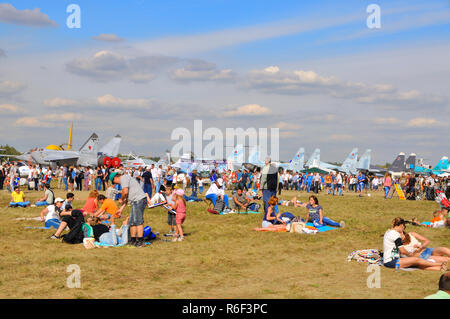 Moscou, Russie - 19 août 2015 : les gens qui regardent le 12e MAKS-2015 l'aviation internationale et du Space Show le 28 août 2015 à Moscou, Russie Banque D'Images