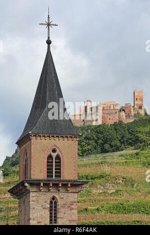 L'église paroissiale de St Grégoire avec le château de saint-ulrich dans ribeauvillÃ© Banque D'Images