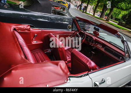 FULDA, ALLEMAGNE - Mai 2013 : 1965 Ford Mustang décapotable cabrio voiture rétro le 9 mai 2013 à Fulda, Allemagne Banque D'Images