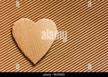 Valentine - symbole coeur taillé dans du carton ondulé. Copier l'espace. Espace libre pour texte, Close-up, vue du dessus Banque D'Images