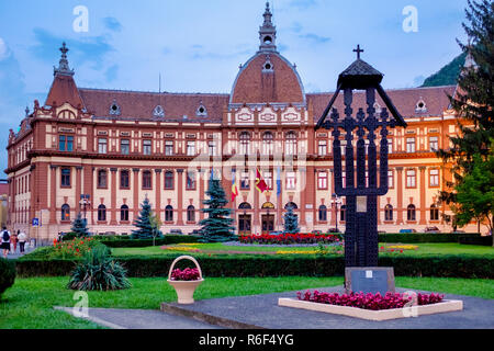 Préfecture de Brasov, le conseil de comté et la Cour d'Appel de Brasov en Roumanie. Banque D'Images