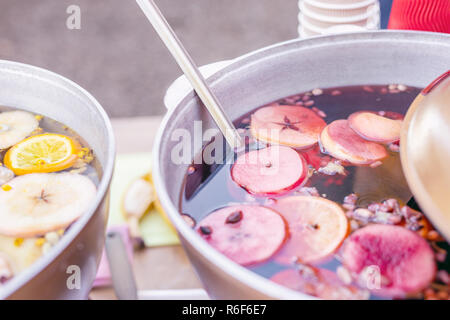 Vin chaud préparé en pot de fer au city street juste. Noël et nouvel an traditionnel verre d'alcool - vin chaud. Wc séparés avec un verre en ville, à l'hiver maison de fest Banque D'Images