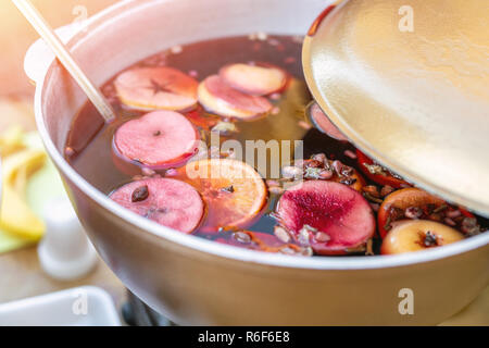 Vin chaud préparé en pot de fer au city street juste. Noël et nouvel an traditionnel verre d'alcool - vin chaud. Wc séparés avec un verre en ville, à l'hiver maison de fest Banque D'Images