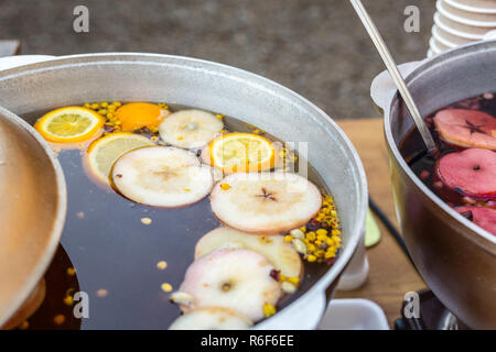 Vin chaud préparé en pot de fer au city street juste. Noël et nouvel an traditionnel verre d'alcool - vin chaud. Wc séparés avec un verre en ville, à l'hiver maison de fest Banque D'Images