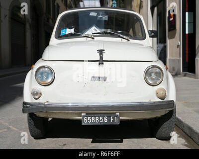 Close up of a horizontal vieille délabrée Fiat 500 stationnée en Italie. Banque D'Images