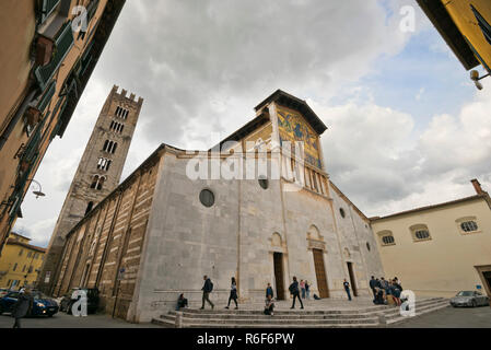 Vue horizontale de la Basilique de San Frediano à Lucques, Toscane. Banque D'Images