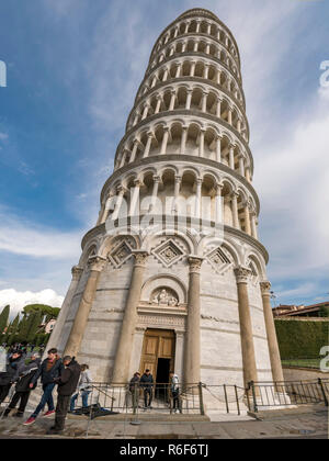 Vue verticale de touristes en visite à la Tour Penchée de Pise, Toscane. Banque D'Images