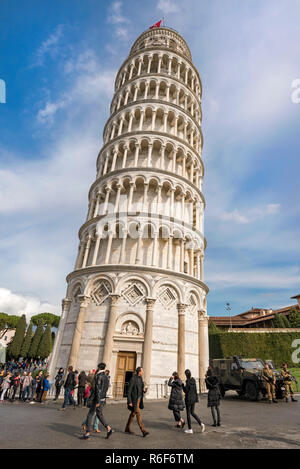 Vue verticale de touristes en visite à la Tour Penchée de Pise, Toscane. Banque D'Images