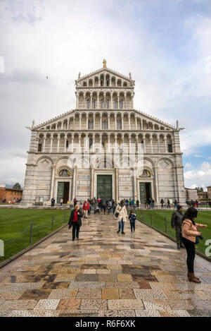 Vue verticale de la Duomo di Pisa de Pise, Toscane. Banque D'Images