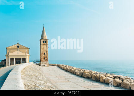 Église Notre Dame de l'Ange sur la plage de Caorle, Italie Banque D'Images