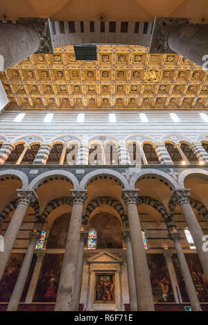 Vue verticale à l'intérieur de la cathédrale de Pise à Pise, Toscane. Banque D'Images