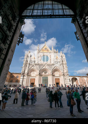 Vue verticale de Duomo à Sienne, Italie. Banque D'Images