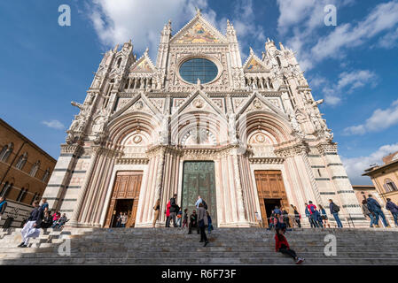 Vue horizontale de Duomo à Sienne, Italie. Banque D'Images