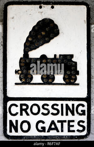 Close up vertical d'un vieux noir et blanc roadsign. Banque D'Images