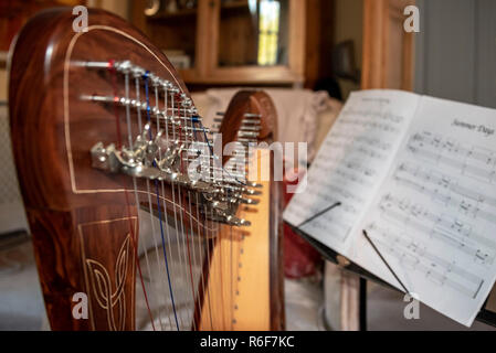 Close up horizontale d'une harpe et de partitions de musique. Banque D'Images