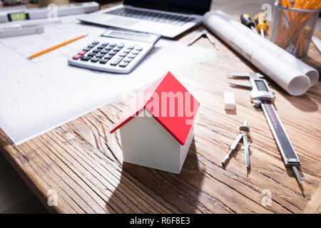 Gros plan d'une maison modèle sur un bureau en bois Banque D'Images