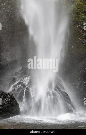 Multnomah Falls, 630 pieds de hauteur, Automne, comté de Multnomah, ou, aux États-Unis, par Dominique Braud/Dembinsky Assoc Photo Banque D'Images