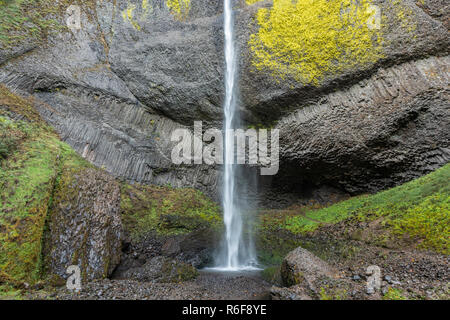 Multnomah Falls, 630 pieds de hauteur, Automne, comté de Multnomah, ou, aux États-Unis, par Dominique Braud/Dembinsky Assoc Photo Banque D'Images