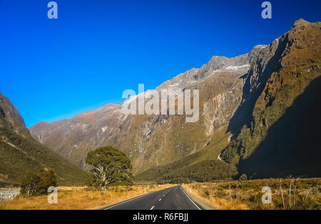 Route de montagne spectaculaire à Milford Sound Banque D'Images